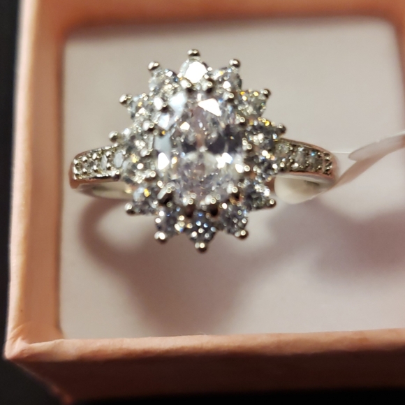 Womans engagement ring - Picture 5 of 5